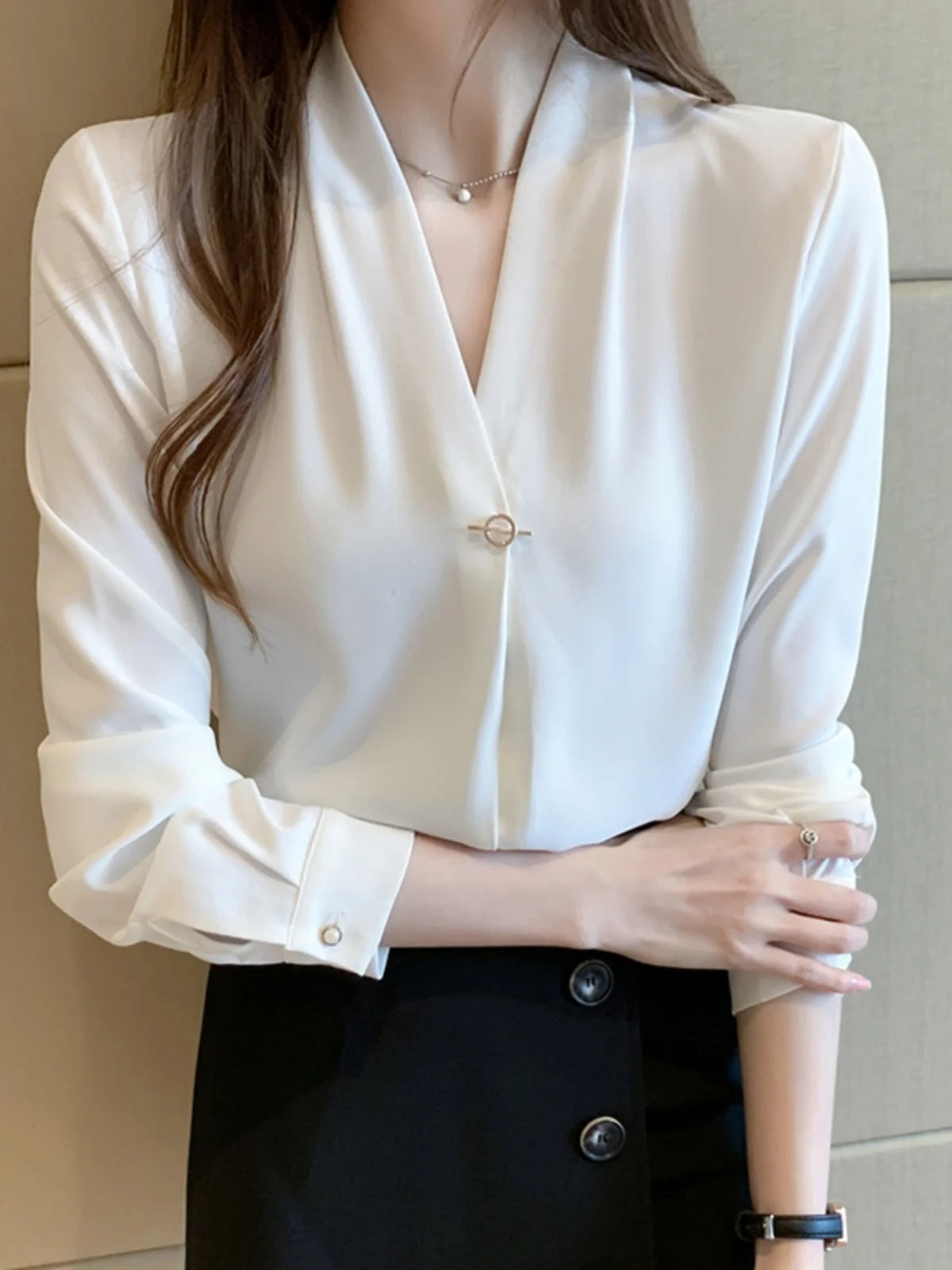White V-Neck Long Sleeve Chiffon Shirt Women's Commute Professional Interview Knot Design Sensation Fashionable Office Top
White V-Neck Long Sleeve Chiffon Shirt Women's Commute Professional Interview Knot Design Sensation Fashionable Office Top