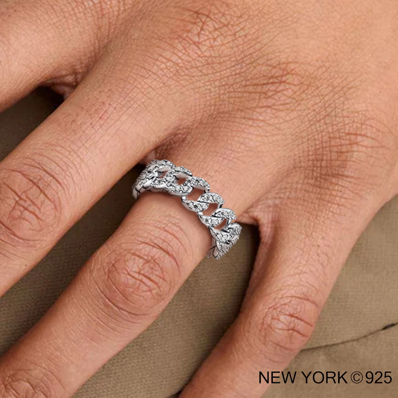 1Pc 925 sterling silver fashion high-end exquisite luxury diamond ring, Cuban chain inlaid diamond ring, wedding rin
1Pc 925 sterling silver fashion high-end exquisite luxury diamond ring, Cuban chain inlaid diamond ring, wedding rin