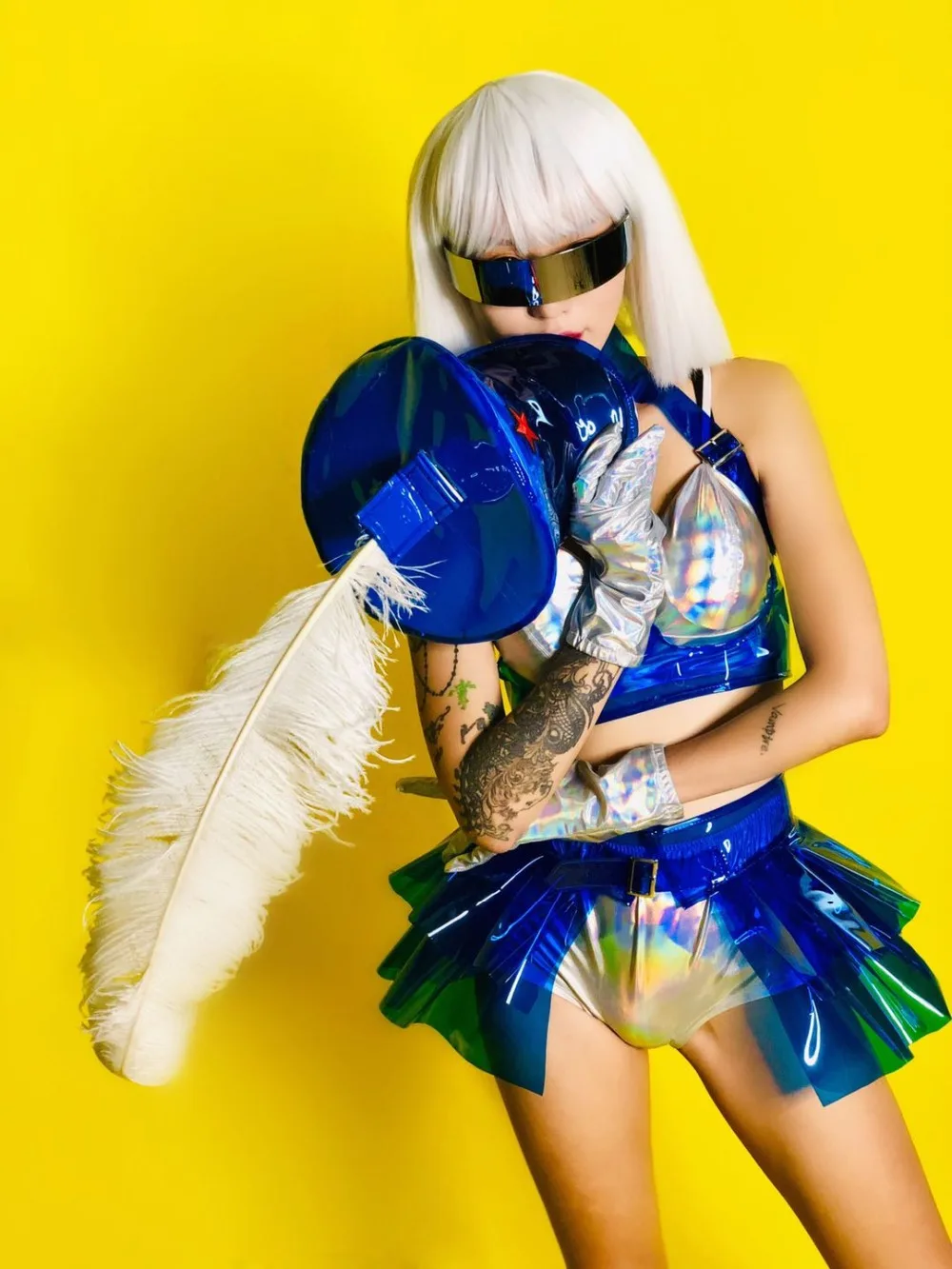 Silver Blue Laser Bikini Skirt Feather Cap Set Women Jazz Dance Uniform Bar Nightclub Dance Team Outfit Sexy DJ Singer Costume
Silver Blue Laser Bikini Skirt Feather Cap Set Women Jazz Dance Uniform Bar Nightclub Dance Team Outfit Sexy DJ Singer Costume