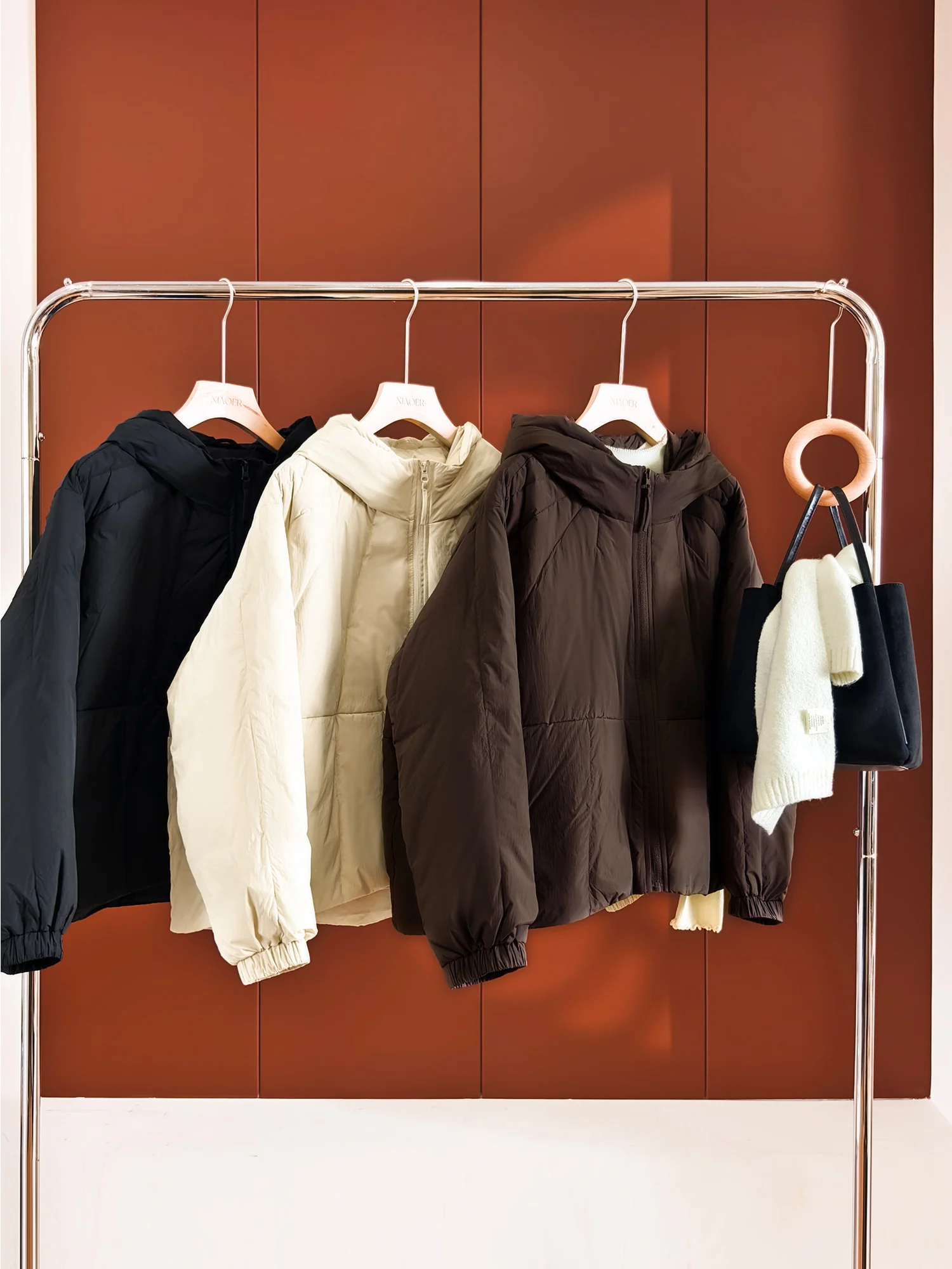 Повседневная свободная женская пуховая куртка с капюшоном, 90% белый пух, текстурированная пряжа, не собирает волосы, легко ухаживать, сухая текстура
Повседневная свободная женская пуховая куртка с капюшоном, 90% белый пух, текстурированная пряжа, не собирает волосы, легко ухаживать, сухая текстура