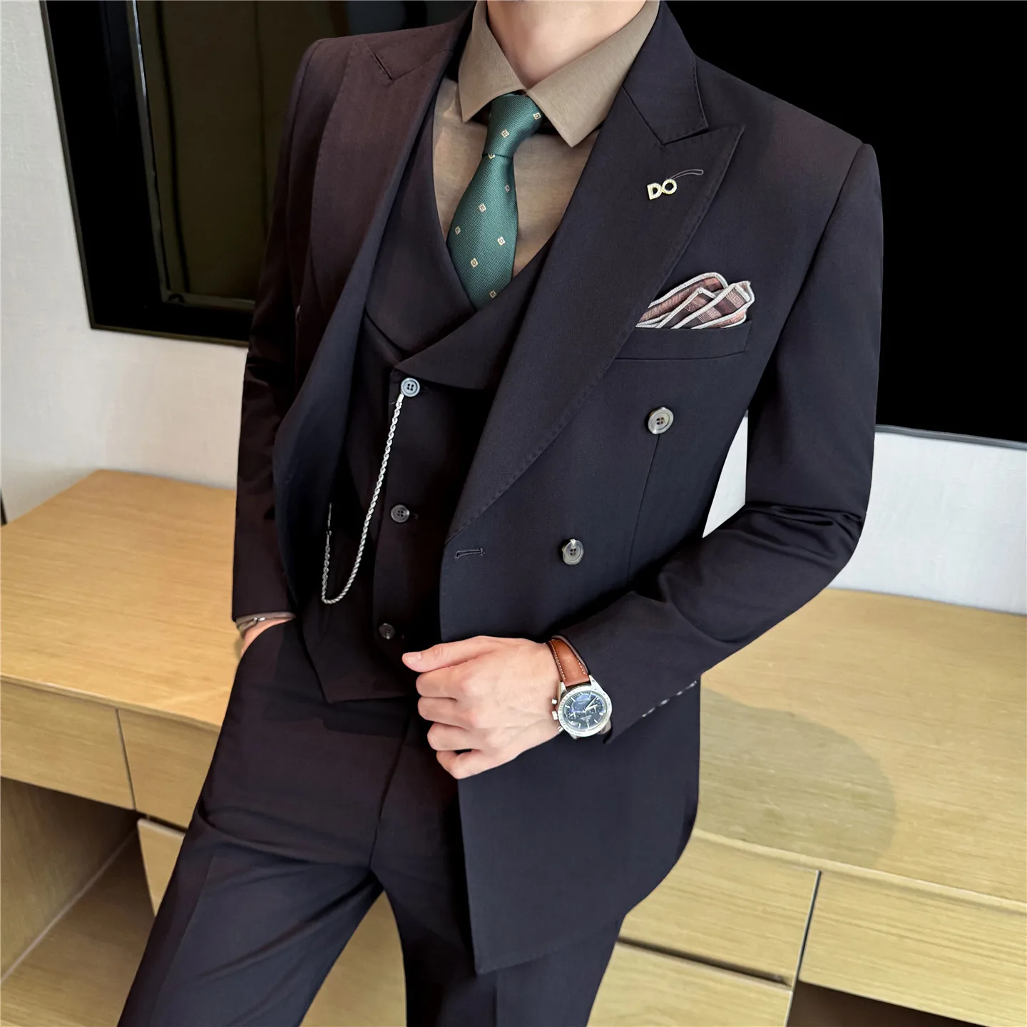 High-end men's fashionable, cool and casual dark striped woven high-end double-breasted suit three-piece suit
High-end men's fashionable, cool and casual dark striped woven high-end double-breasted suit three-piece suit