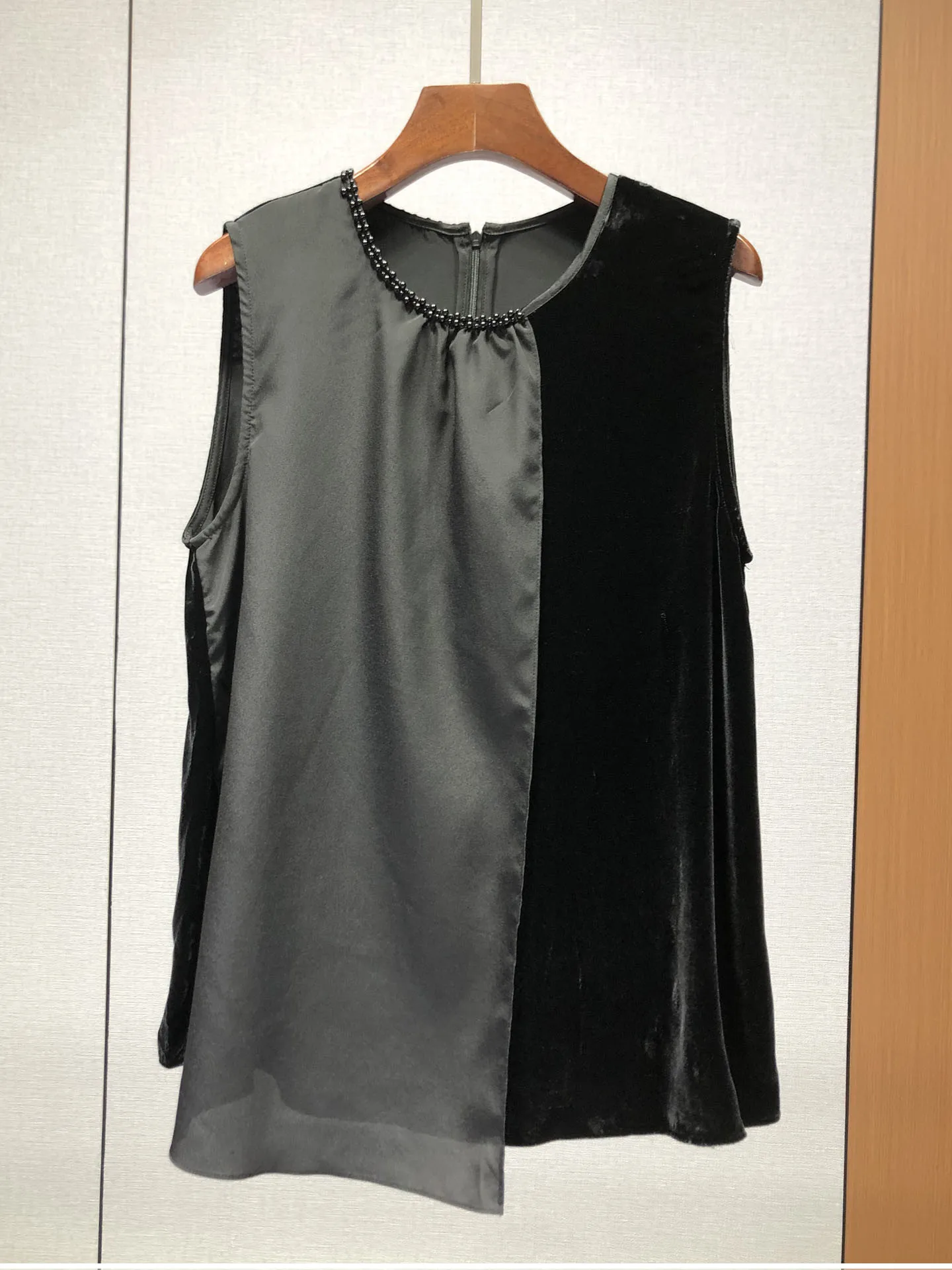 2026 New Silk Velvet Beaded Vest Women's European Spring And Summer New Stitching Vest Sleeveless Top
2026 New Silk Velvet Beaded Vest Women's European Spring And Summer New Stitching Vest Sleeveless Top