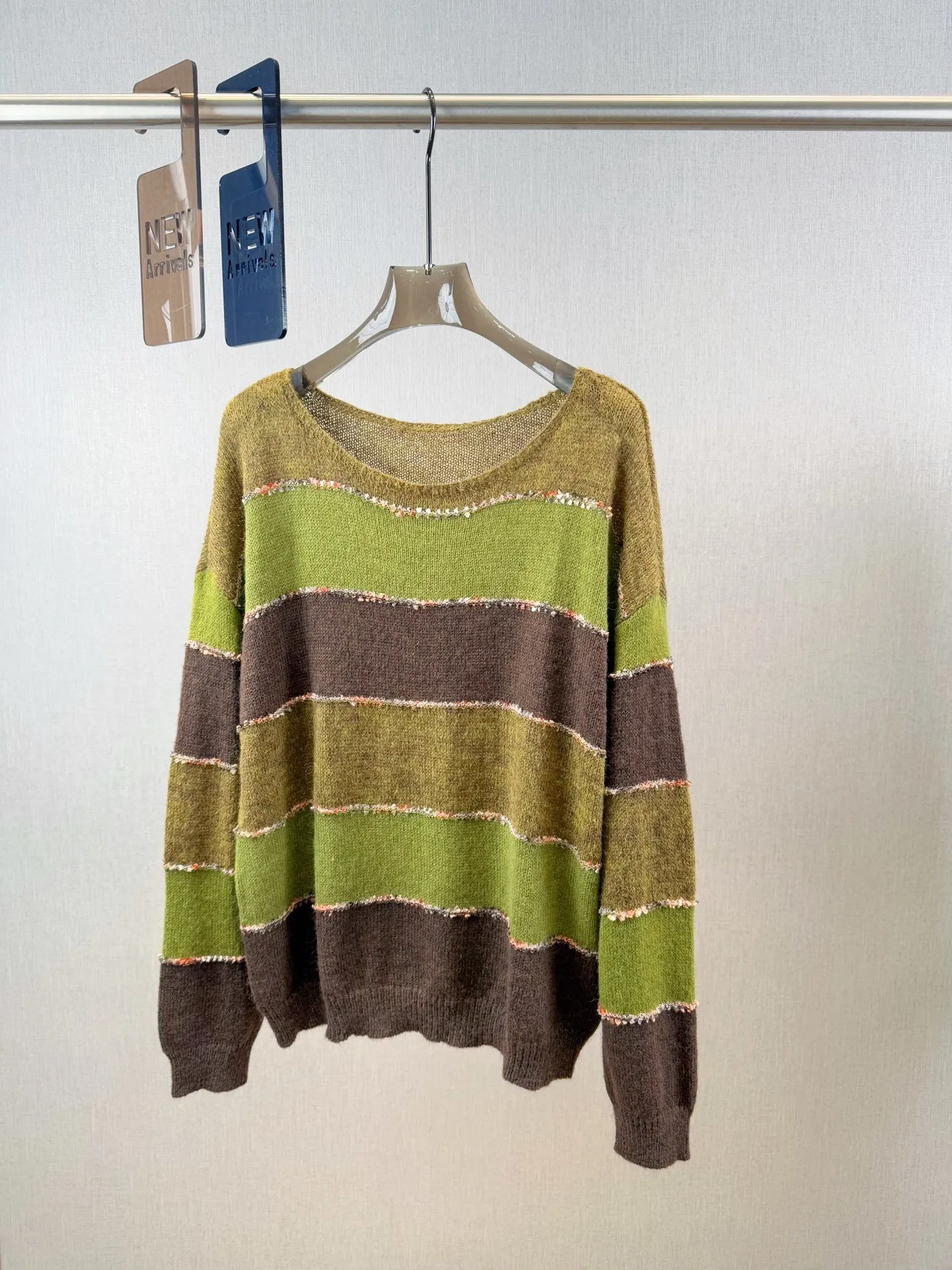 Высококачественный новый женский свитер в контрастную полоску с круглым вырезом, свободный повседневный универсальный топ из одного предмета
Высококачественный новый женский свитер в контрастную полоску с круглым вырезом, свободный повседневный универсальный топ из одного предмета