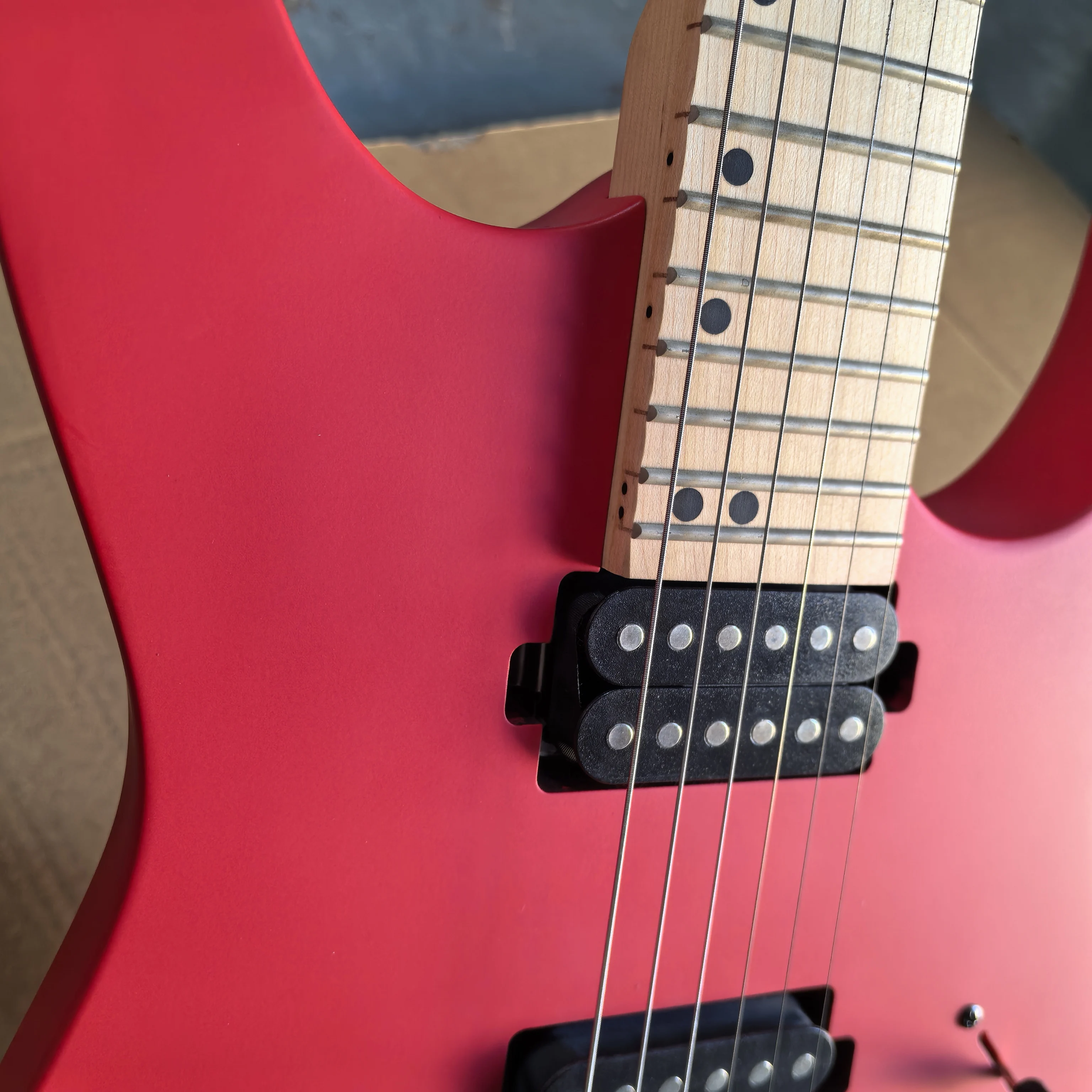Factory seconds, matte red 24-fret 6-string electric guitar, mahogany body, maple fingerboard, in stock.
Factory seconds, matte red 24-fret 6-string electric guitar, mahogany body, maple fingerboard, in stock.
