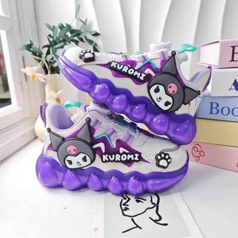 Sanrio/модные кроссовки для девочек Kuromi, детская новая стильная обувь для папы, осенняя детская обувь с вращающимися пряжками среднего и большого размера
Sanrio/модные кроссовки для девочек Kuromi, детская новая стильная обувь для папы, осенняя детская обувь с вращающимися пряжками среднего и большого размера