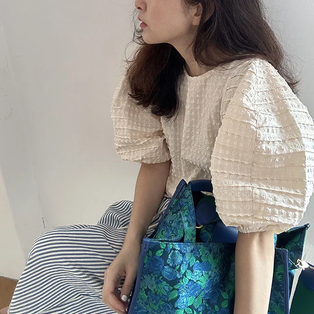 Chic Lightweight round Neck Bubble Sleeve Shirt Women's Summer New Loose Korean Style Elegant Top Fashionable Casual Shirt
Chic Lightweight round Neck Bubble Sleeve Shirt Women's Summer New Loose Korean Style Elegant Top Fashionable Casual Shirt
