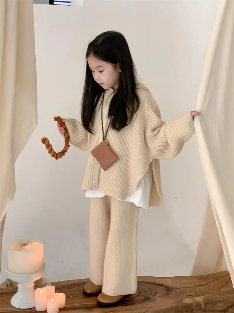 Girls' Knitted Set Autumn/Winter New Fashionable Children's Sweater Hooded Coat Straight Leg Pants Baby Thickened Two Piece Set
Girls' Knitted Set Autumn/Winter New Fashionable Children's Sweater Hooded Coat Straight Leg Pants Baby Thickened Two Piece Set