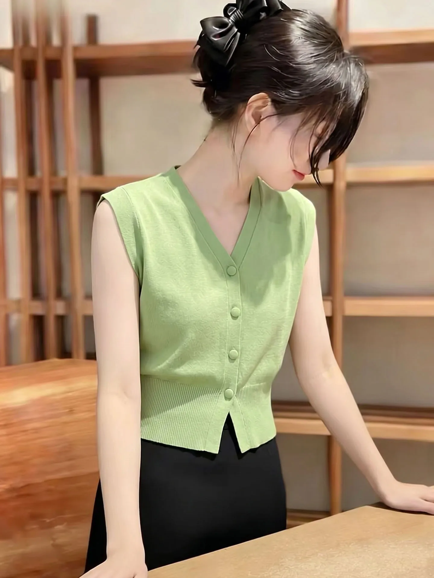 Korean Style Single Button Sleeveless Knitted V-Neck Pure Color Women's Top Summer 2026 Commute Straight Cut Fashion
Korean Style Single Button Sleeveless Knitted V-Neck Pure Color Women's Top Summer 2026 Commute Straight Cut Fashion