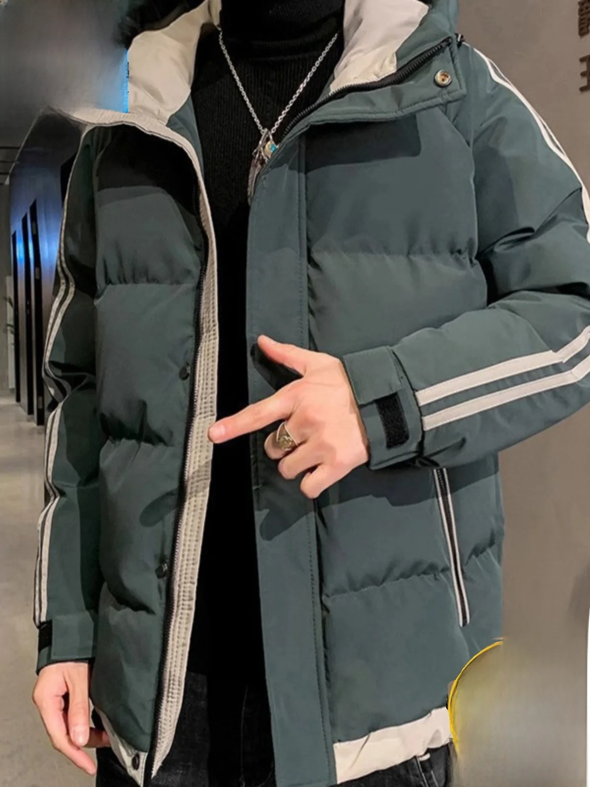 Мужская зимняя утепленная куртка-пуховик 2024 года, новая модель, утолщенная, с капюшоном, рабочая одежда, хлопковое пальто, повседневная модная теплая куртка из полиэстера
Мужская зимняя утепленная куртка-пуховик 2024 года, новая модель, утолщенная, с капюшоном, рабочая одежда, хлопковое пальто, повседневная модная теплая куртка из полиэстера