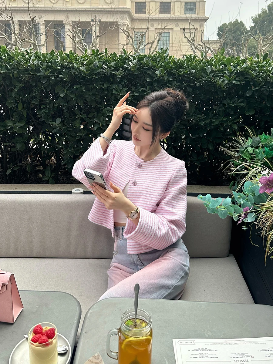 Розовая полосатая женская верхняя одежда SX Ele ort с круглым вырезом, свободного кроя, универсальная, элегантная, нежная, омолаживающая.
Розовая полосатая женская верхняя одежда SX Ele ort с круглым вырезом, свободного кроя, универсальная, элегантная, нежная, омолаживающая.