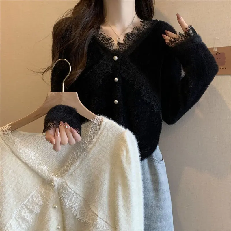 Fashion V-Neck Lace Blouse Autumn Winter Slim Solid Color Basic Female Clothing Single-breasted Commute Aura Spliced Short Shirt
Fashion V-Neck Lace Blouse Autumn Winter Slim Solid Color Basic Female Clothing Single-breasted Commute Aura Spliced Short Shirt