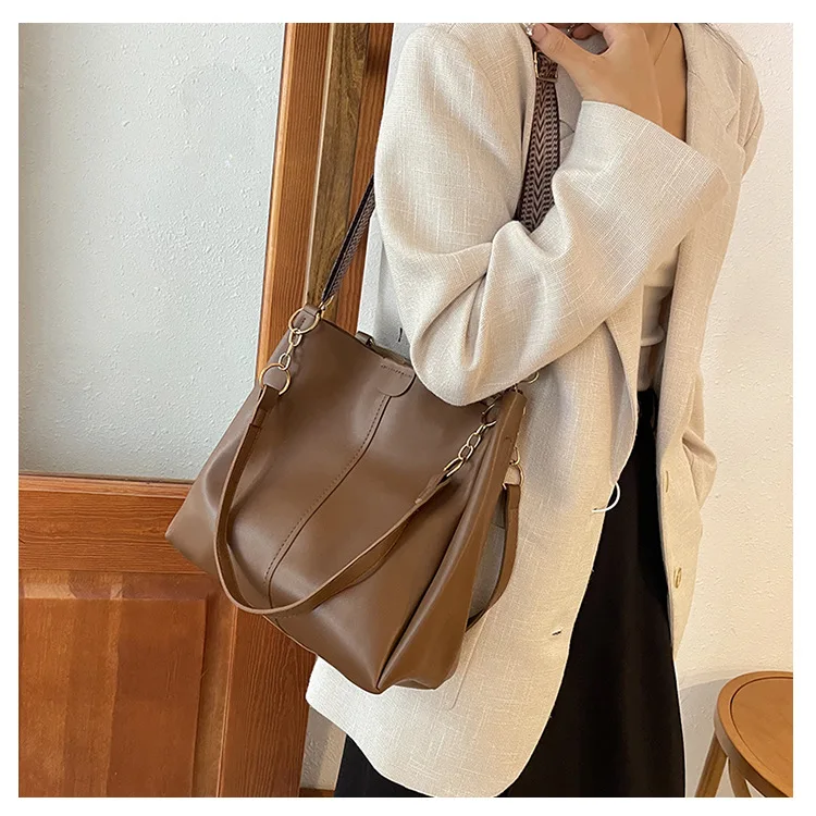 Two piece set of large capacity handbag for women, new commuter handbag, simple and casual one shoulder tote bag for women
Two piece set of large capacity handbag for women, new commuter handbag, simple and casual one shoulder tote bag for women