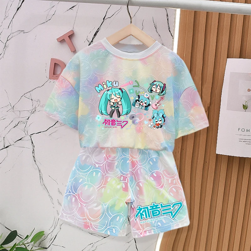 Hatsunes Miku Girl Tie-dye Smlie Tees Children Kawaii Short Sleeves Baby T Shirt Shorts 2pcs Kids Cute Summer Clothing Set New
Hatsunes Miku Girl Tie-dye Smlie Tees Children Kawaii Short Sleeves Baby T Shirt Shorts 2pcs Kids Cute Summer Clothing Set New