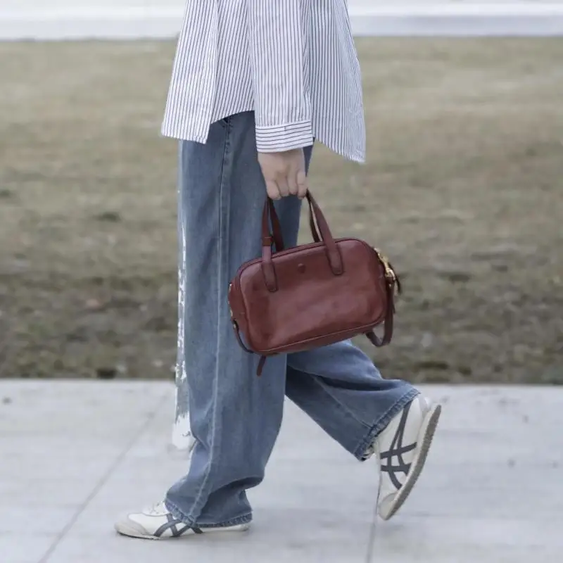 Повседневная вечеринка, дизайнерская женская маленькая сумочка из воловьей кожи растительного дубления ручной работы, винтажная роскошная женская сумка на плечо из натуральной кожи
Повседневная вечеринка, дизайнерская женская маленькая сумочка из воловьей кожи растительного дубления ручной работы, винтажная роскошная женская сумка на плечо из натуральной кожи