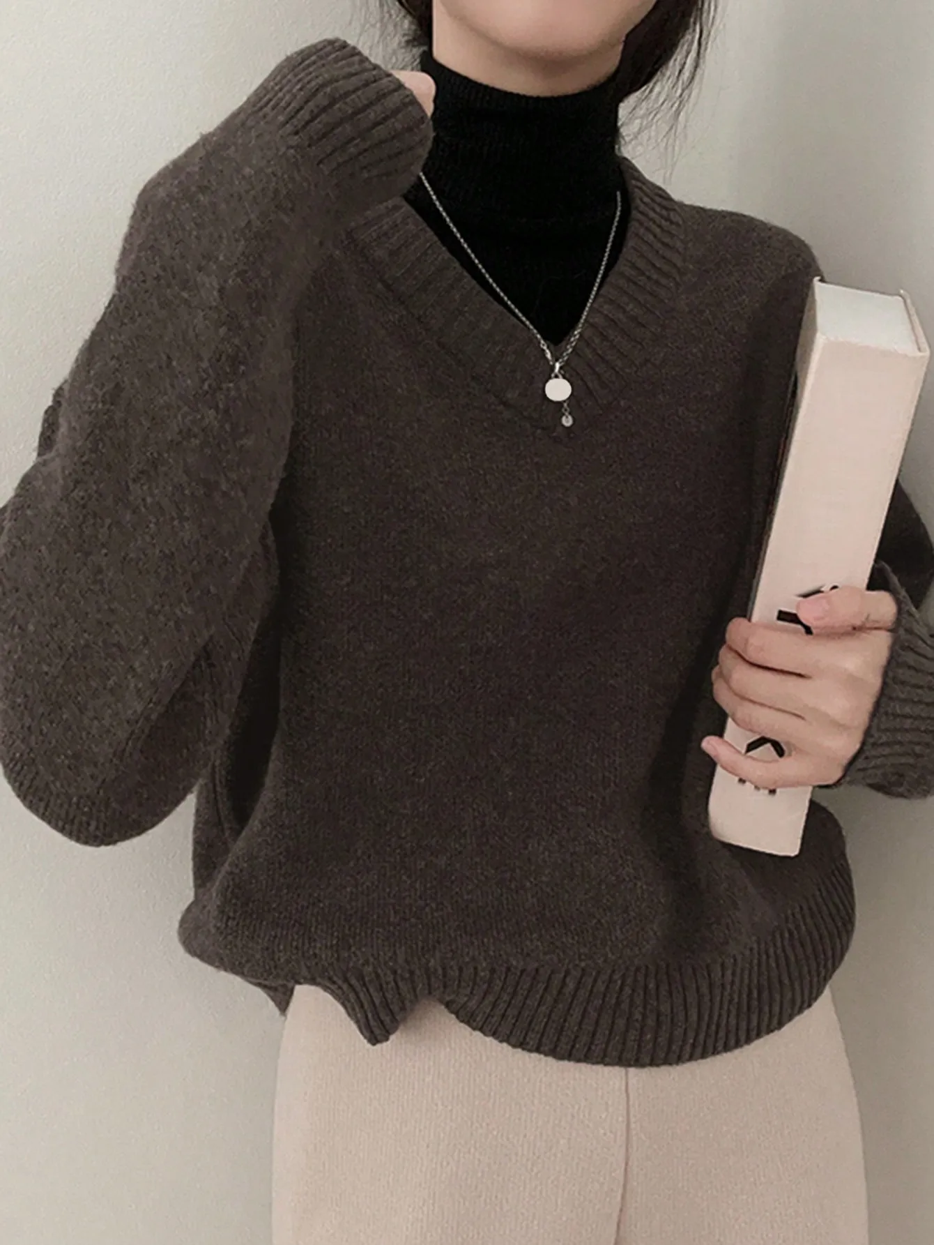 Spring and Autum High-End V-Neck Knitwears for Women 2025 New Spring and Autum Style Beautiful Tops That Are Popular This Year
Spring and Autum High-End V-Neck Knitwears for Women 2025 New Spring and Autum Style Beautiful Tops That Are Popular This Year