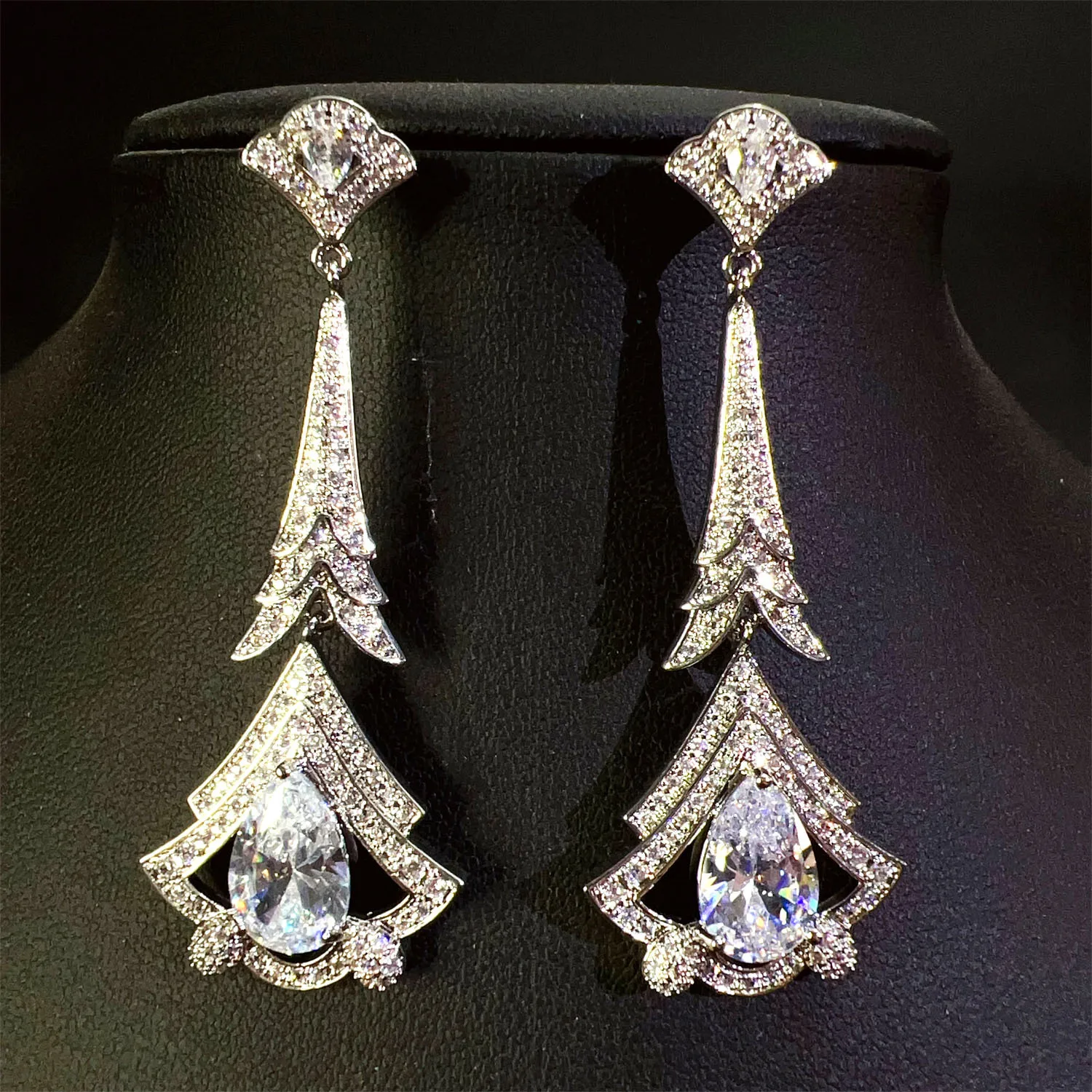 silver color zircon shiny long pendant earrings for women evening party luxury jewelry wedding bride earrings vintage
silver color zircon shiny long pendant earrings for women evening party luxury jewelry wedding bride earrings vintage