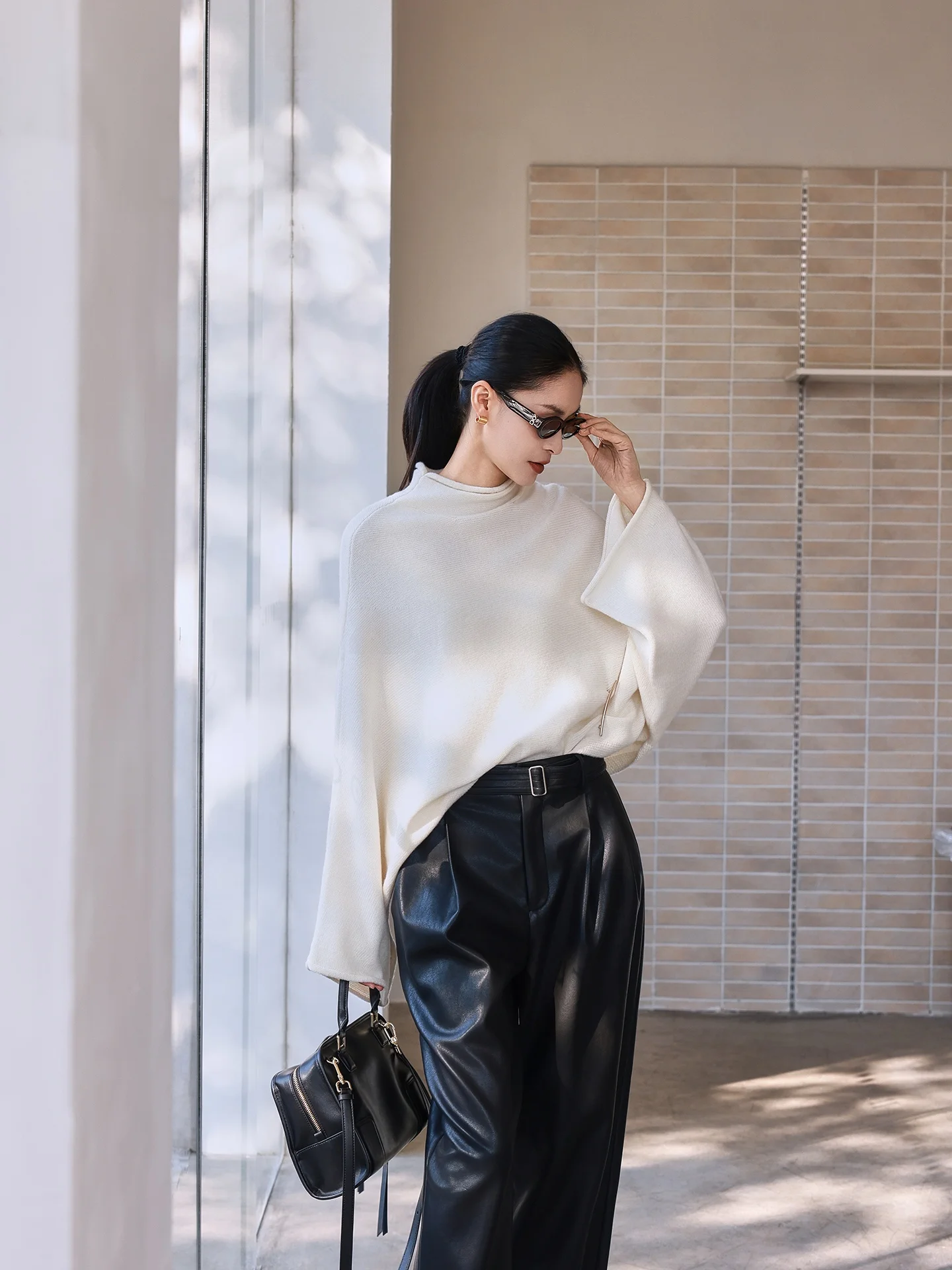 Вязаный свитер JIEJI Zhang с длинными рукавами из шерстяной смеси, свободного кроя, с рукавами-колокол, однотонный, женский, модный, средней мягкости
Вязаный свитер JIEJI Zhang с длинными рукавами из шерстяной смеси, свободного кроя, с рукавами-колокол, однотонный, женский, модный, средней мягкости