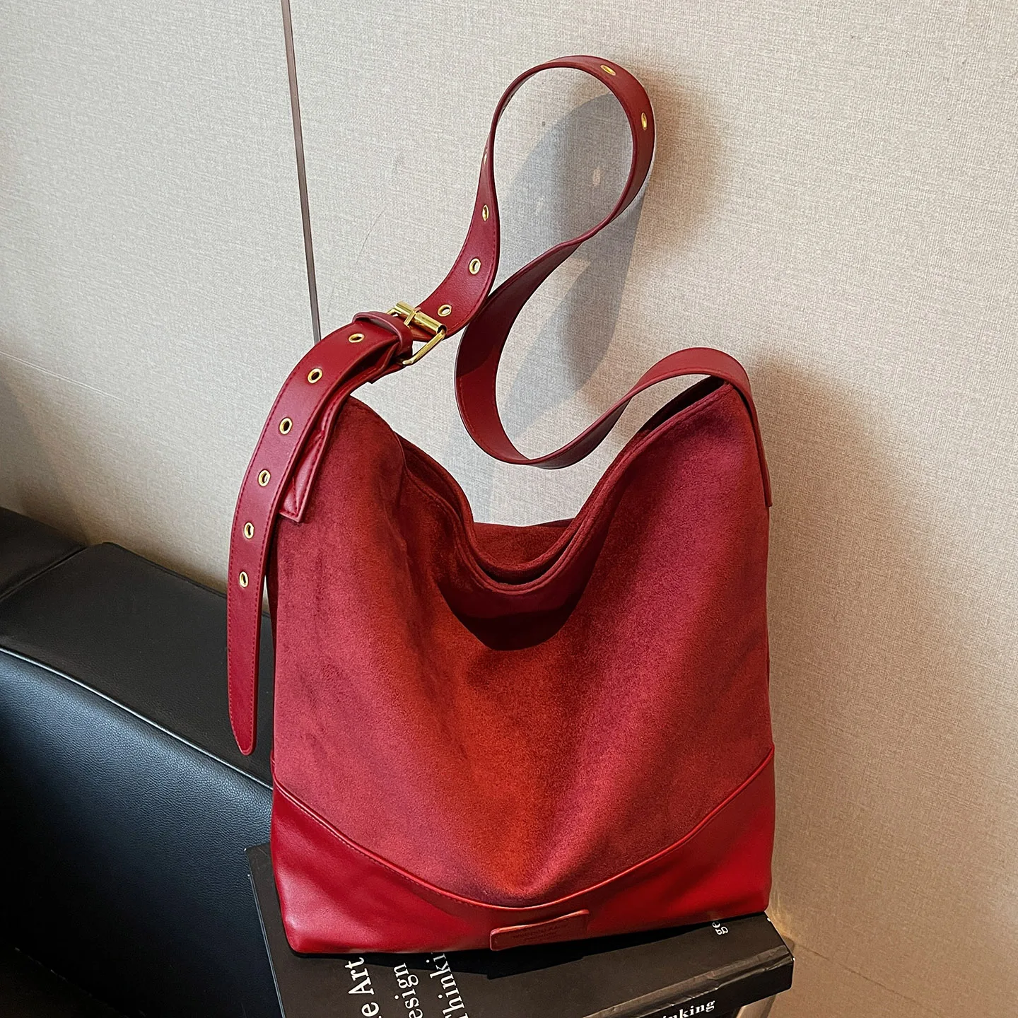 Large Capacity Retro Suede PU Splicing One Shoulder Bag Women's New Autumn Winter Versatile Commuter Tote Bag Travel Handbags
Large Capacity Retro Suede PU Splicing One Shoulder Bag Women's New Autumn Winter Versatile Commuter Tote Bag Travel Handbags