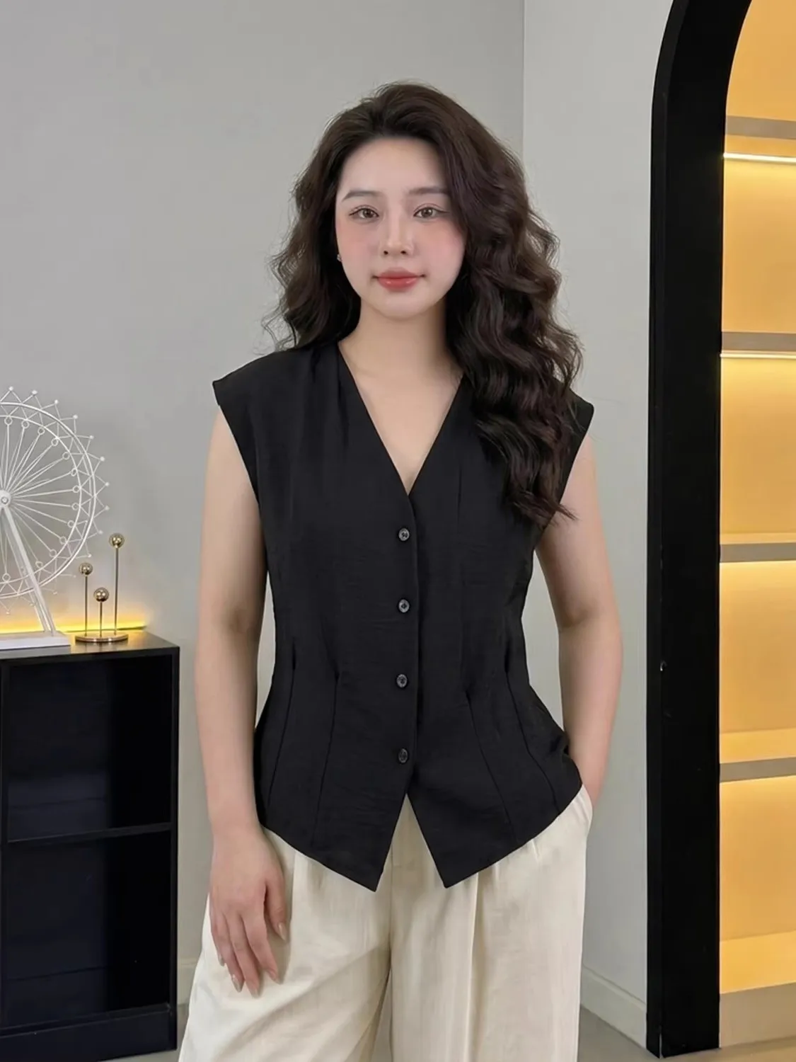 Black V-Neck Sleeveless Shirt Women's plus Size Slimming Waist Design Summer New Style Commute Style Korean Version Slim Fit Top
Black V-Neck Sleeveless Shirt Women's plus Size Slimming Waist Design Summer New Style Commute Style Korean Version Slim Fit Top