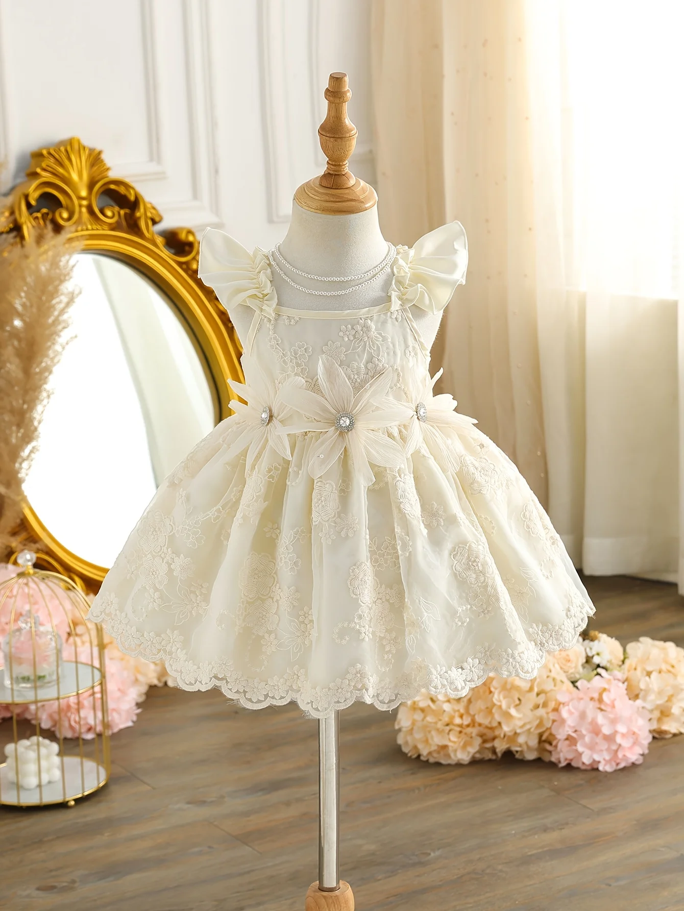 Платье для девочки цвета шампань: рукава с бантом, цветочная отделка на талии, пышная юбка из фатина | Подарок на День святого Валентина / Подарок на день рождения малыша
Платье для девочки цвета шампань: рукава с бантом, цветочная отделка на талии, пышная юбка из фатина | Подарок на День святого Валентина / Подарок на день рождения малыша