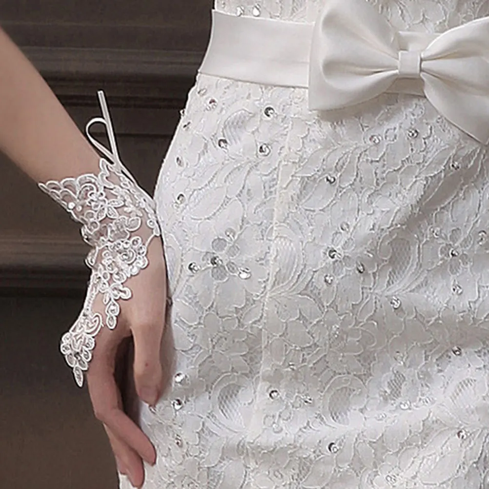 1Pair Lace Bridal Gloves Wedding Dress Flower Elegant White Stretchy for Wedding Party Prom Engagement Formal Bridal Gloves 
1Pair Lace Bridal Gloves Wedding Dress Flower Elegant White Stretchy for Wedding Party Prom Engagement Formal Bridal Gloves