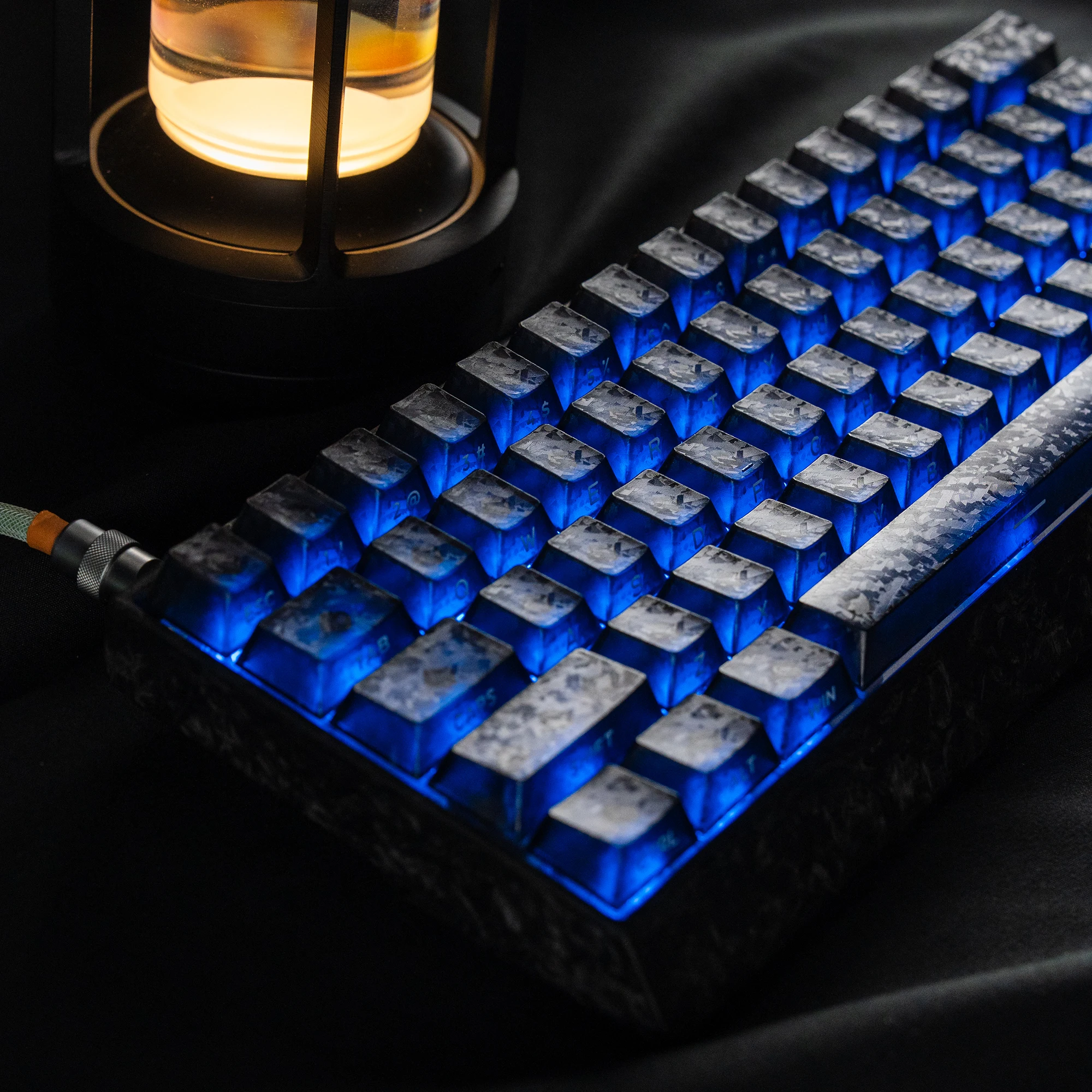 Колпачки для клавиш Womier 106 Keys Black Forged Carbon Cherry Profile PBT с боковой печатью и подсветкой для клавиатур с переключателями Cherry MX
Колпачки для клавиш Womier 106 Keys Black Forged Carbon Cherry Profile PBT с боковой печатью и подсветкой для клавиатур с переключателями Cherry MX