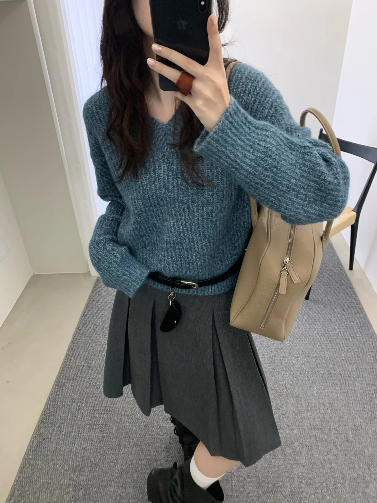 Мягкий уютный вязаный пуловер с V-образным вырезом, свободного кроя, осенне-зимний, женский, повседневный, однотонный, длинный рукав, стандартная длина
Мягкий уютный вязаный пуловер с V-образным вырезом, свободного кроя, осенне-зимний, женский, повседневный, однотонный, длинный рукав, стандартная длина