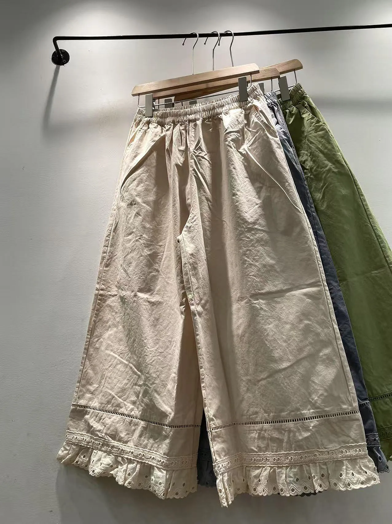 Summer Women's Loose Wide Leg Pants Elastic Waist Casual Trousers Cotton High Waist Straight Cut Floral Lace Trim Casual Pants
Summer Women's Loose Wide Leg Pants Elastic Waist Casual Trousers Cotton High Waist Straight Cut Floral Lace Trim Casual Pants