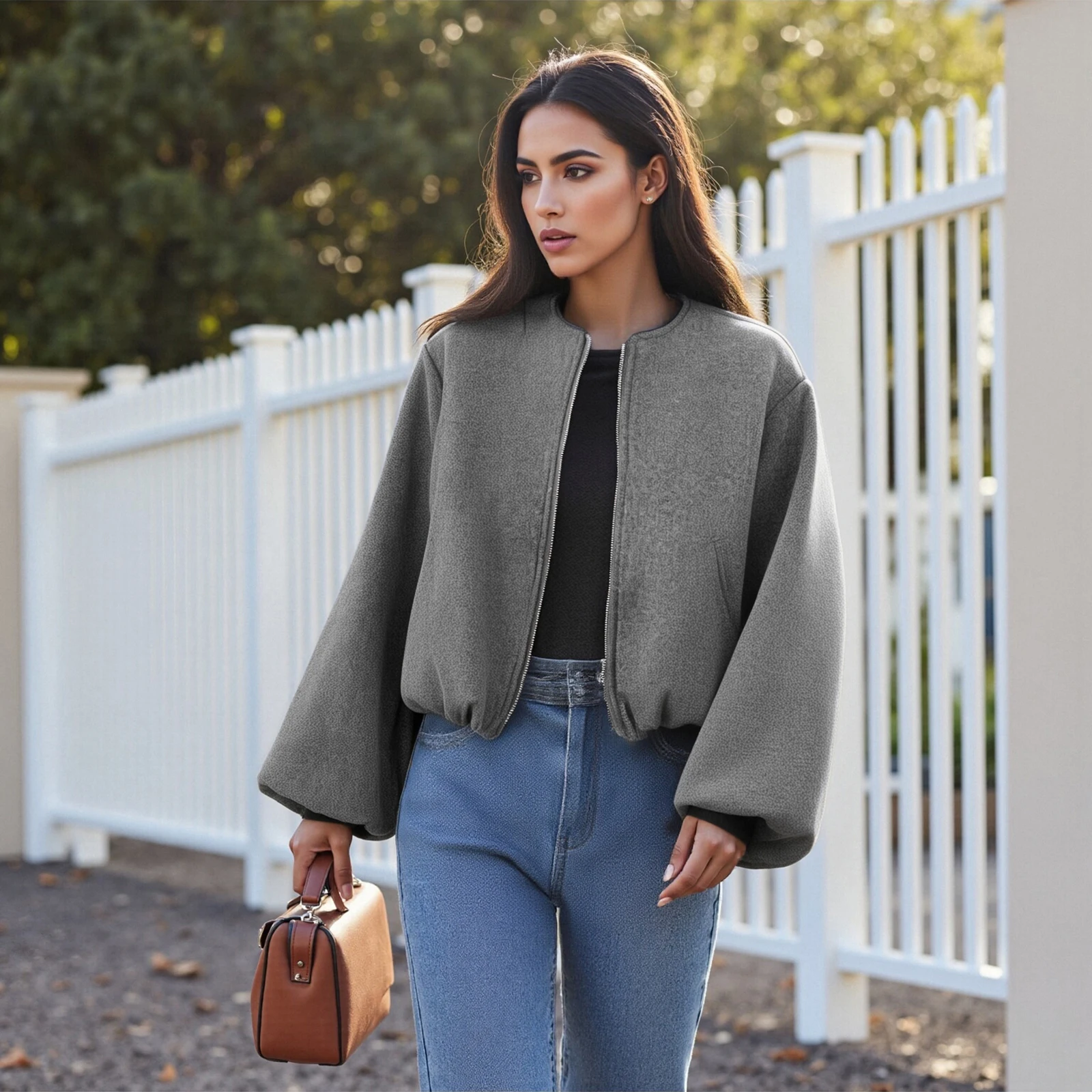 Женская куртка-бомбер с карманами. Стильная однотонная толстовка на молнии с круглым вырезом и длинными рукавами на осень и зиму.
Женская куртка-бомбер с карманами. Стильная однотонная толстовка на молнии с круглым вырезом и длинными рукавами на осень и зиму.