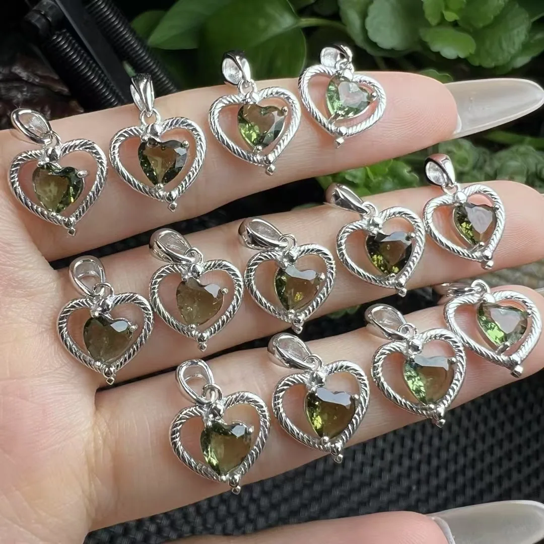 1 Pc Fengbaowu Natural Moldavite Heart Pendant Faceted Heart 925 Sterling Silver Reiki Healing Stone Jewelry Gift For Men Women 
1 Pc Fengbaowu Natural Moldavite Heart Pendant Faceted Heart 925 Sterling Silver Reiki Healing Stone Jewelry Gift For Men Women