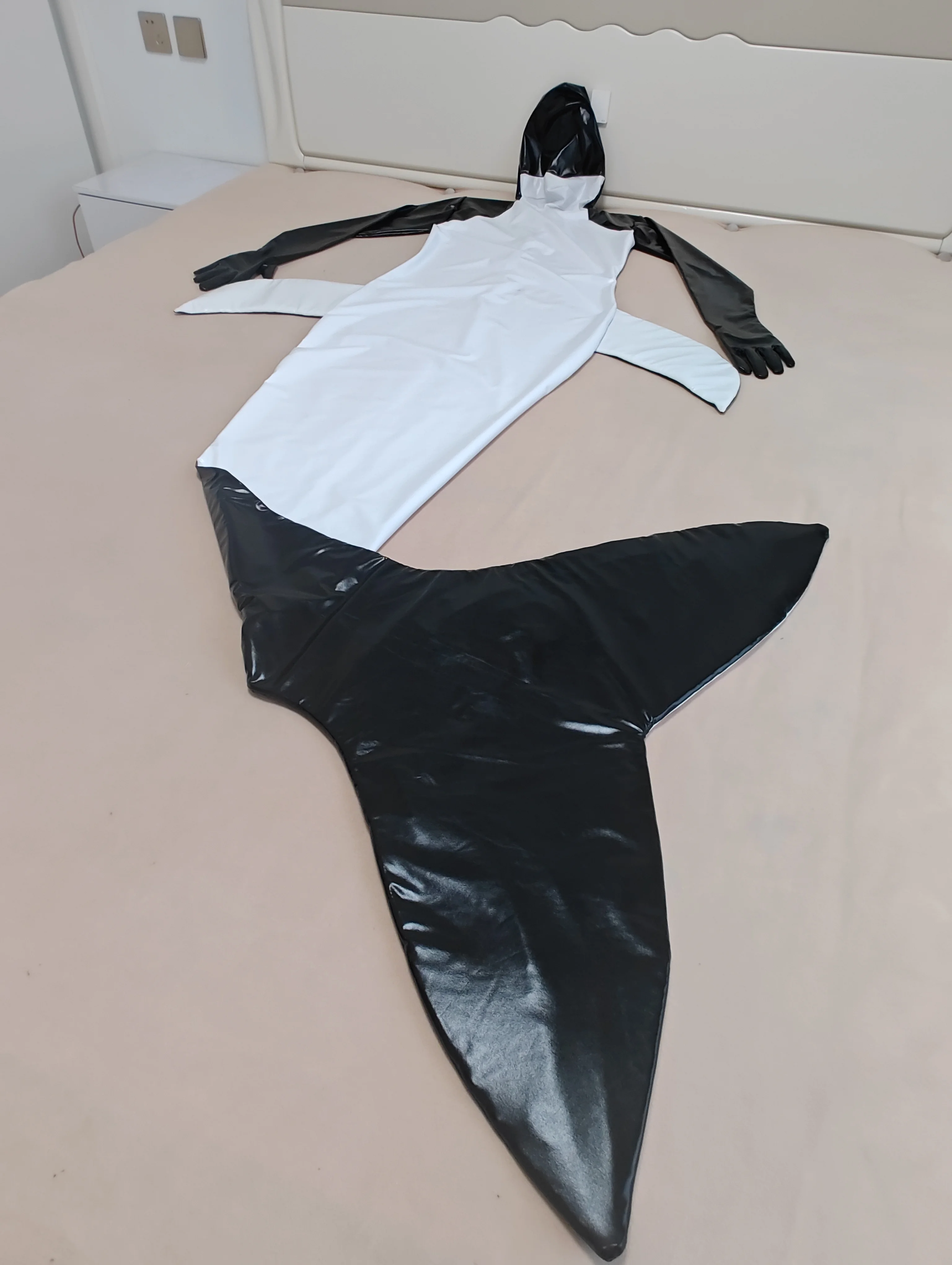 Halloween cosplay Sexy girls Shiny Mermaid Zentai Catsuit With Fins Full Bodysuit for Stage performance costume party club
Halloween cosplay Sexy girls Shiny Mermaid Zentai Catsuit With Fins Full Bodysuit for Stage performance costume party club