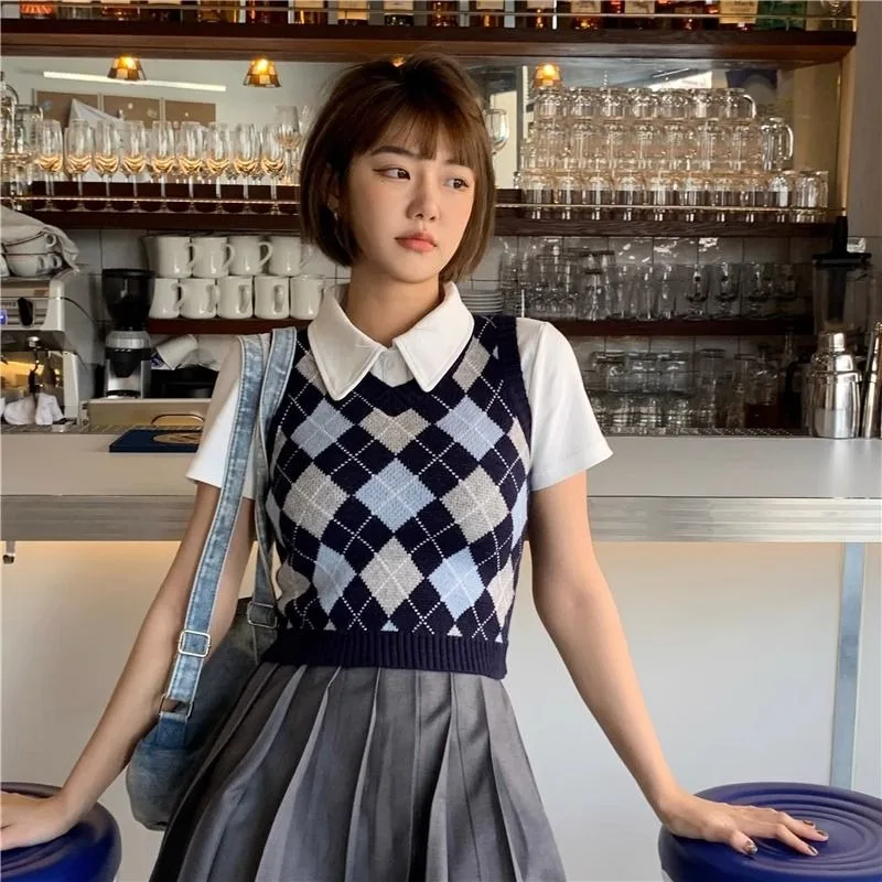 Retro British Style Women's Petite V-Neck Argyle Knit Vest Sleeveless Preppy Top Spring Autumn Fashion Versatile Cropped Sweater
Retro British Style Women's Petite V-Neck Argyle Knit Vest Sleeveless Preppy Top Spring Autumn Fashion Versatile Cropped Sweater