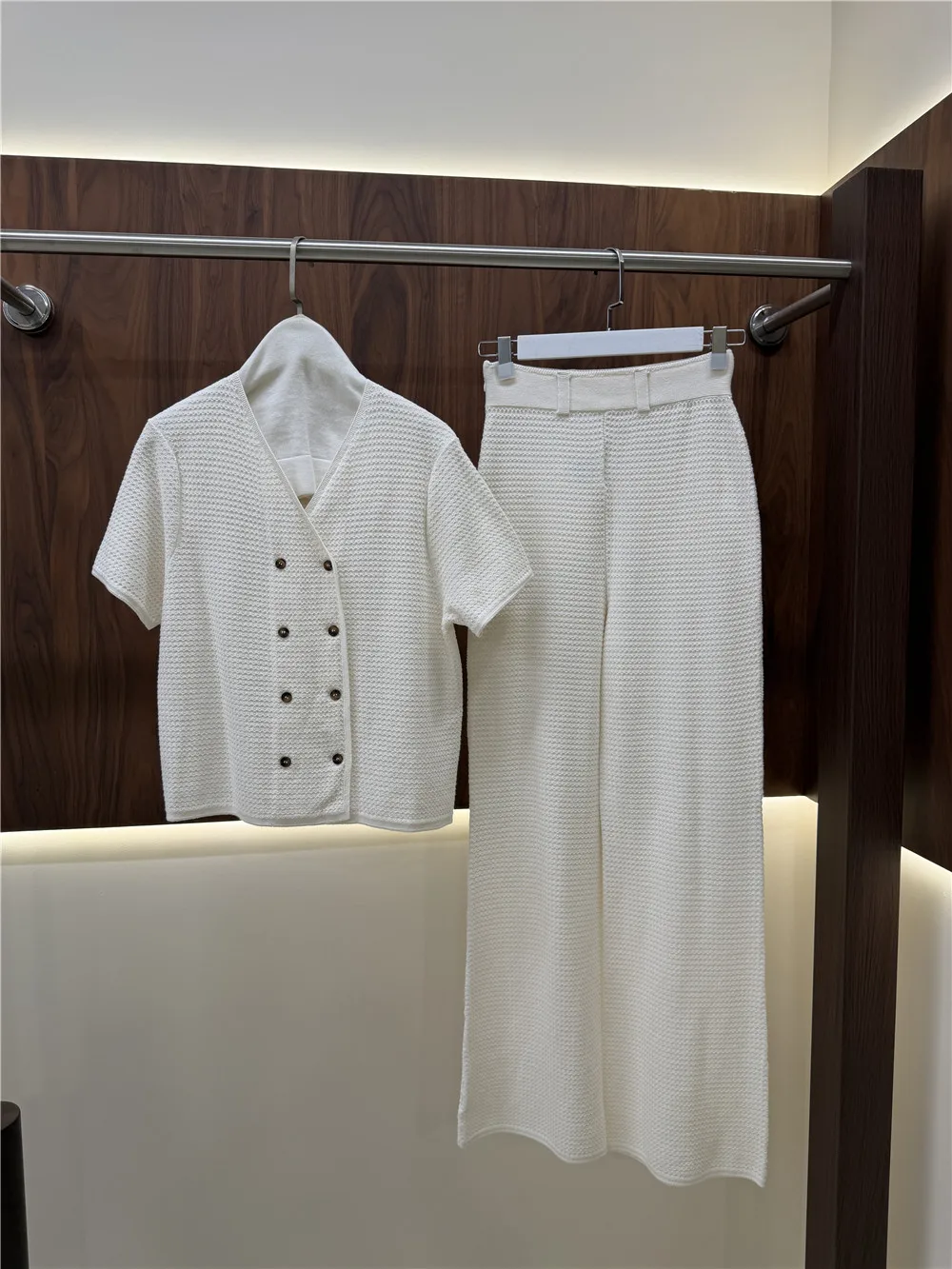 Women’s V Neck Cotton Double-Breasted Short-Sleeve Cardigan Paired with High-Waisted Straight-Leg Pants Knit Set
Women’s V Neck Cotton Double-Breasted Short-Sleeve Cardigan Paired with High-Waisted Straight-Leg Pants Knit Set