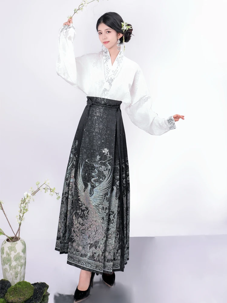 Оригинальное ханьфу в стиле династии Мин, имитация лаковой ткани, парчовая юбка-ханьфу в стиле династии Мин, новинка 2025 года, в старинном стиле.
Оригинальное ханьфу в стиле династии Мин, имитация лаковой ткани, парчовая юбка-ханьфу в стиле династии Мин, новинка 2025 года, в старинном стиле.