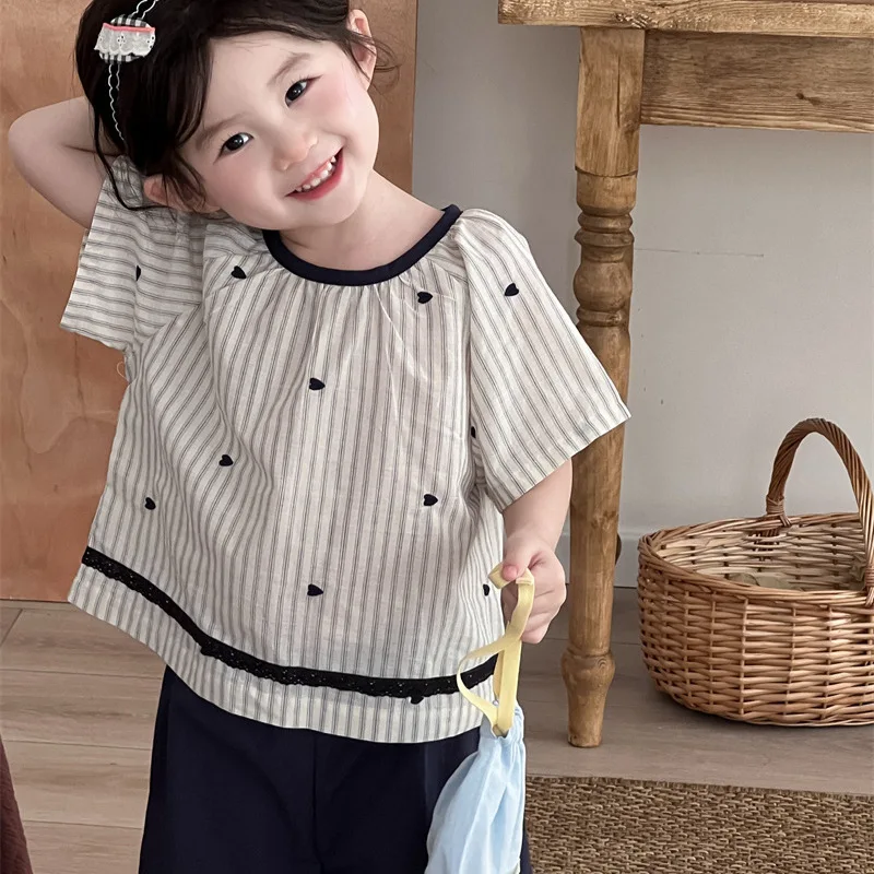 2025 Summer New Korean Version of Children's Love Embroidered Short-sleeved Shirt Girls Vertical Strip Lace Lace Shirt
2025 Summer New Korean Version of Children's Love Embroidered Short-sleeved Shirt Girls Vertical Strip Lace Lace Shirt