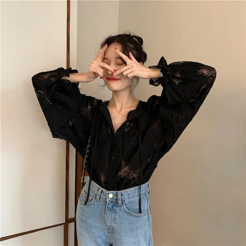 Ele Bla Lace Base Top Women Summer Hollow V-ne Long Sve Bubble Sve Hook Design Sense Faionable Commute Sle
Ele Bla Lace Base Top Women Summer Hollow V-ne Long Sve Bubble Sve Hook Design Sense Faionable Commute Sle