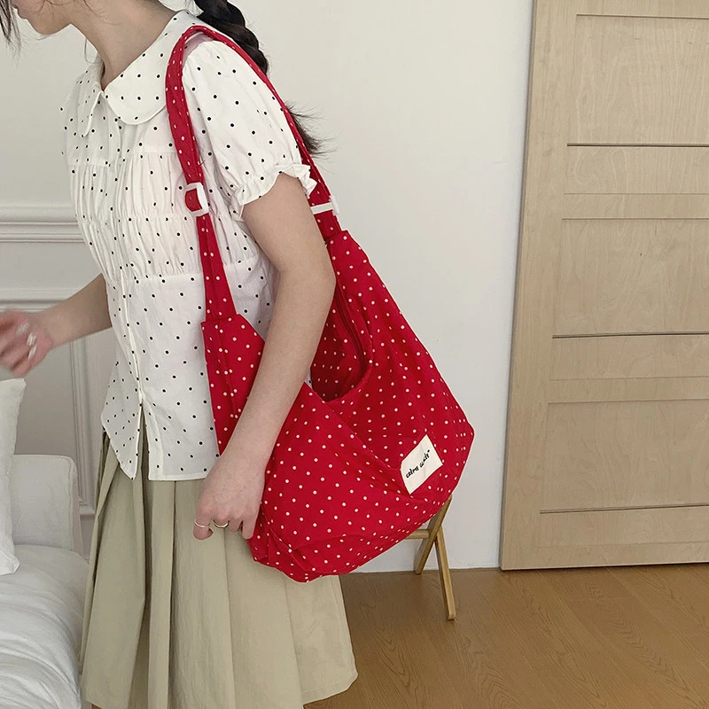 Korean-style minimalist polka dot nylon bag2026New trendy large-capacity versatile tote bag, fresh and simple shoulder bag
Korean-style minimalist polka dot nylon bag2026New trendy large-capacity versatile tote bag, fresh and simple shoulder bag