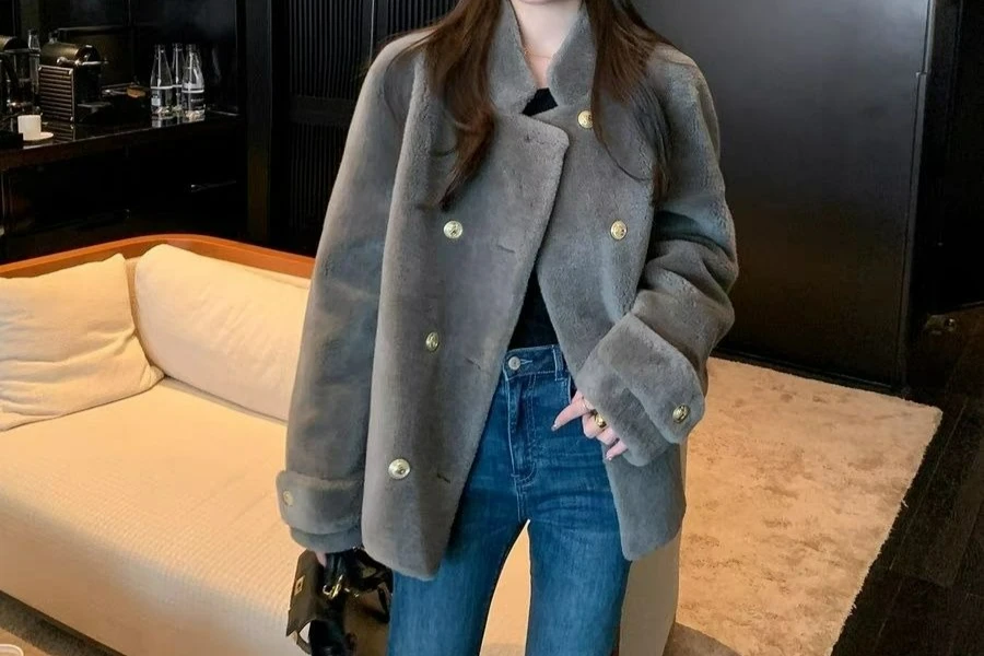 Новинка осени 2025 года, утепленная двубортная теплая куртка с меховым воротником-стойкой
Новинка осени 2025 года, утепленная двубортная теплая куртка с меховым воротником-стойкой