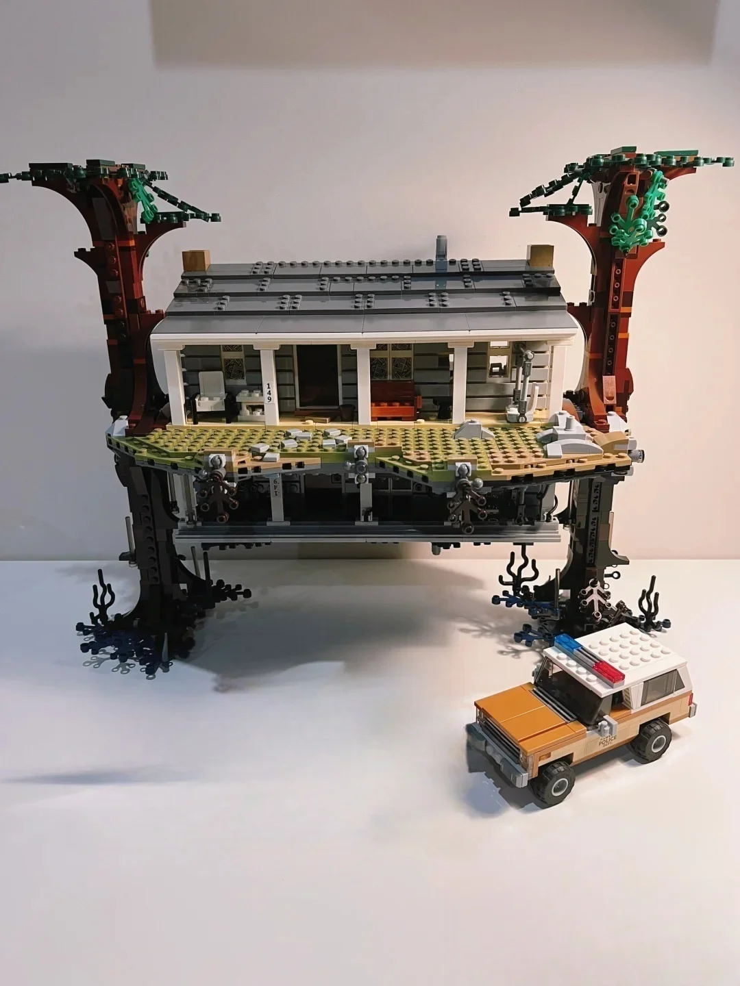 New MOC TV series upside down house model home decor building blocks for boys and girls as holiday gifts
New MOC TV series upside down house model home decor building blocks for boys and girls as holiday gifts