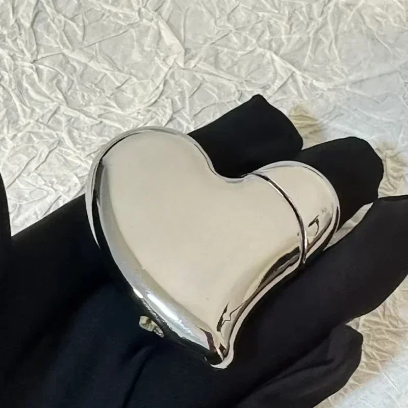 New Luxury Alloy Metal Inflatable Lighter With Love Shaped Portable High Quality Personalized Design As a Gift for Men and Women
New Luxury Alloy Metal Inflatable Lighter With Love Shaped Portable High Quality Personalized Design As a Gift for Men and Women