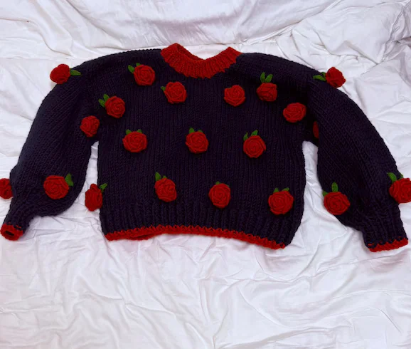 Теплый вязаный свитер с 3D-розами и отделкой, уникальный дизайн, свободный крой, женский, бутик, уютный, повседневный, для города, 2026
Теплый вязаный свитер с 3D-розами и отделкой, уникальный дизайн, свободный крой, женский, бутик, уютный, повседневный, для города, 2026