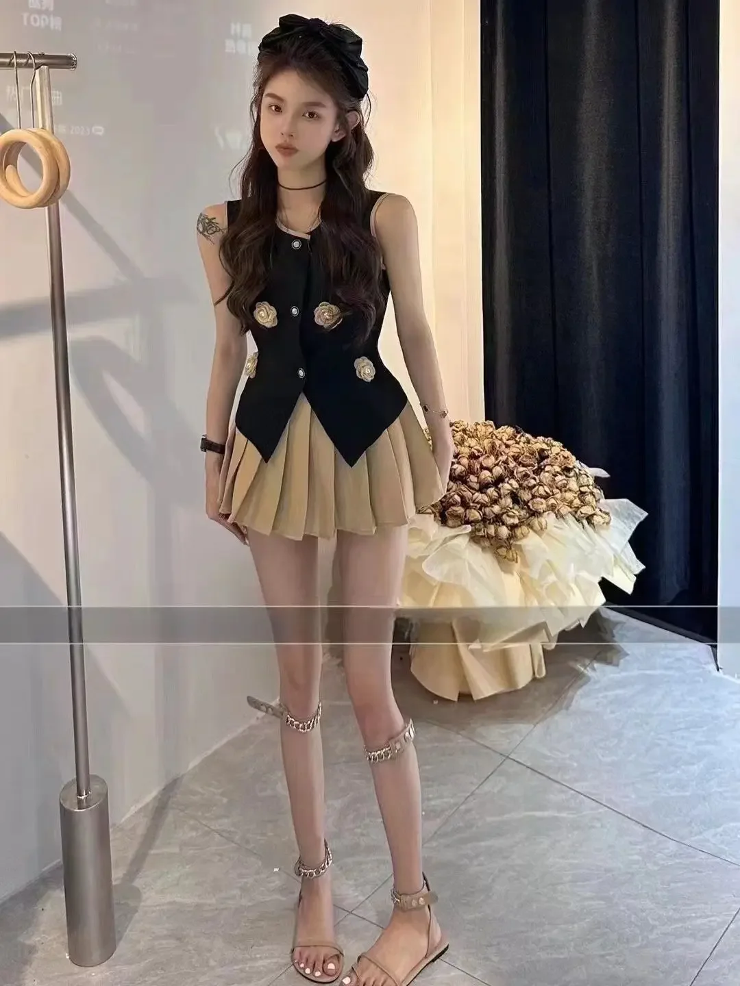 New Summer Elegant Style Sweet Girl Three-dimensional Flower Sleeveless Vest Top + High Waist Slim Pleated Skirt for Women
New Summer Elegant Style Sweet Girl Three-dimensional Flower Sleeveless Vest Top + High Waist Slim Pleated Skirt for Women