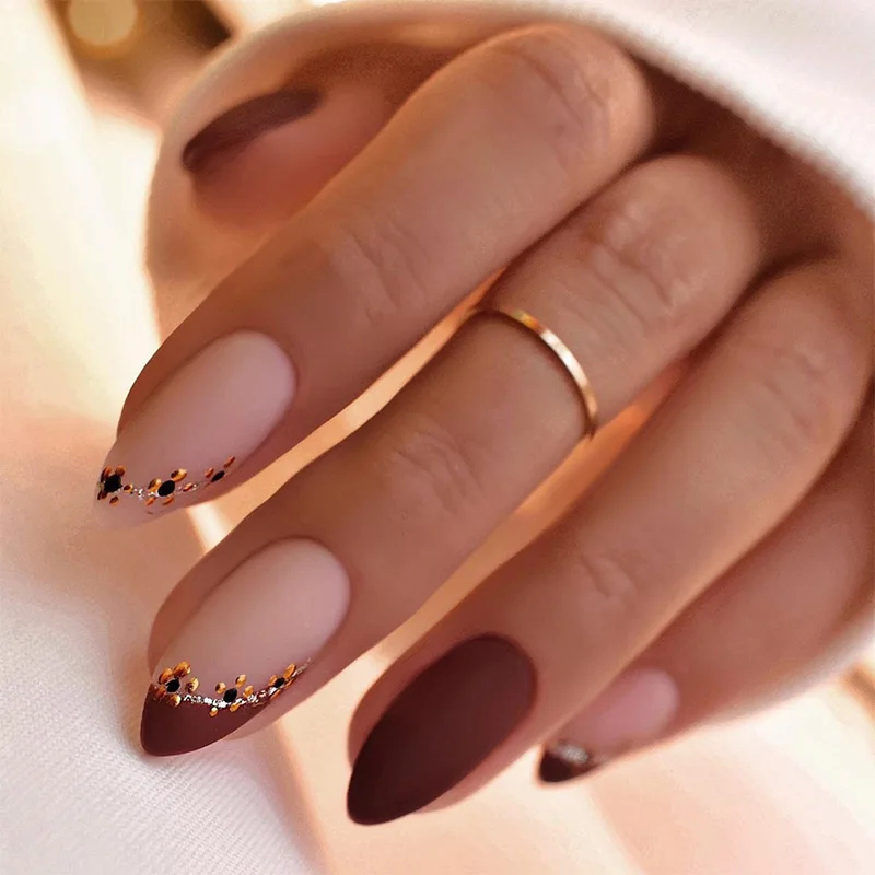 24 cross-border French flowers, pure desire, positive red royal sister, almond oblique model, wearing nail art.
24 cross-border French flowers, pure desire, positive red royal sister, almond oblique model, wearing nail art.