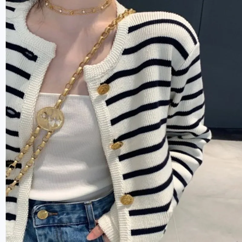 Gold Buckle Contrast Striped Round Neck Knitted Cardigan for Women Autumn French Loose Short Style Outer Sweater Jacket
Gold Buckle Contrast Striped Round Neck Knitted Cardigan for Women Autumn French Loose Short Style Outer Sweater Jacket