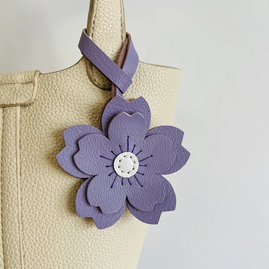 Multi-color Cowhide Leather Sunflower Bag Pendant Contrasting Cartoon Five Petal Flower Keychain Fashion Car Keyring Bag Charm
Multi-color Cowhide Leather Sunflower Bag Pendant Contrasting Cartoon Five Petal Flower Keychain Fashion Car Keyring Bag Charm
