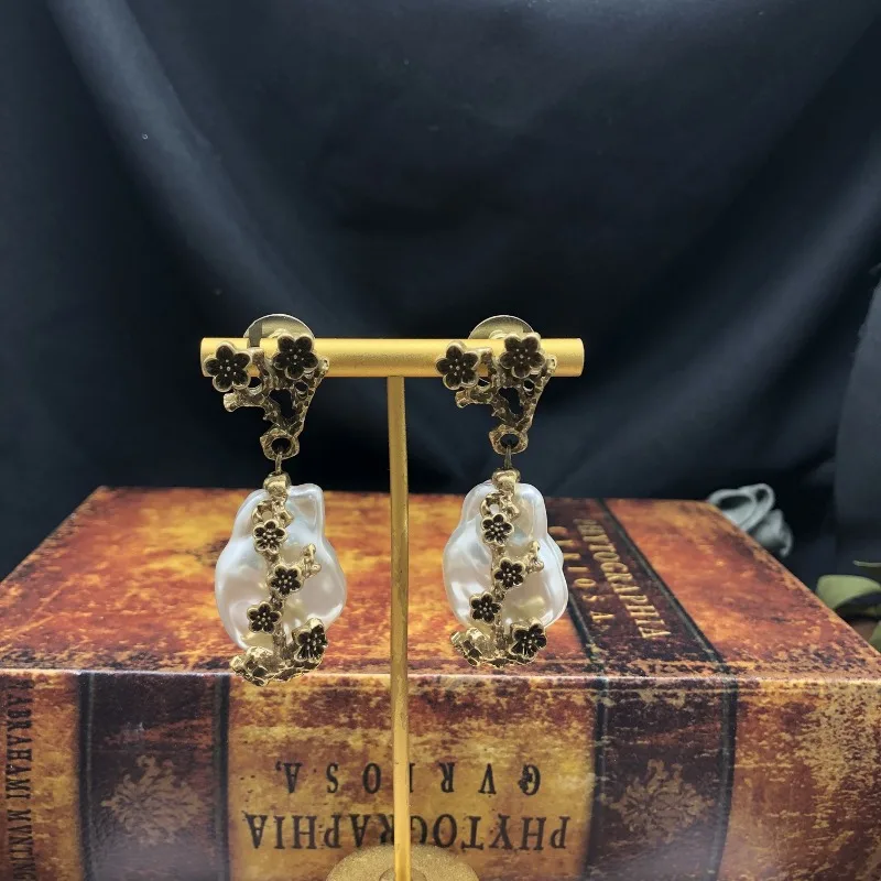 Electroplated Old Gold, Irregular Baroque Glass, Pearl Studs, Niche Design, High-end Fashion Light Luxury Jewelry
Electroplated Old Gold, Irregular Baroque Glass, Pearl Studs, Niche Design, High-end Fashion Light Luxury Jewelry