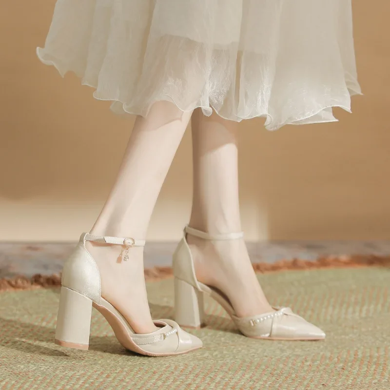 Размер 30–44, свадебные туфли на массивном каблуке с острым носком и атласным жемчугом, женские модельные туфли
Размер 30–44, свадебные туфли на массивном каблуке с острым носком и атласным жемчугом, женские модельные туфли