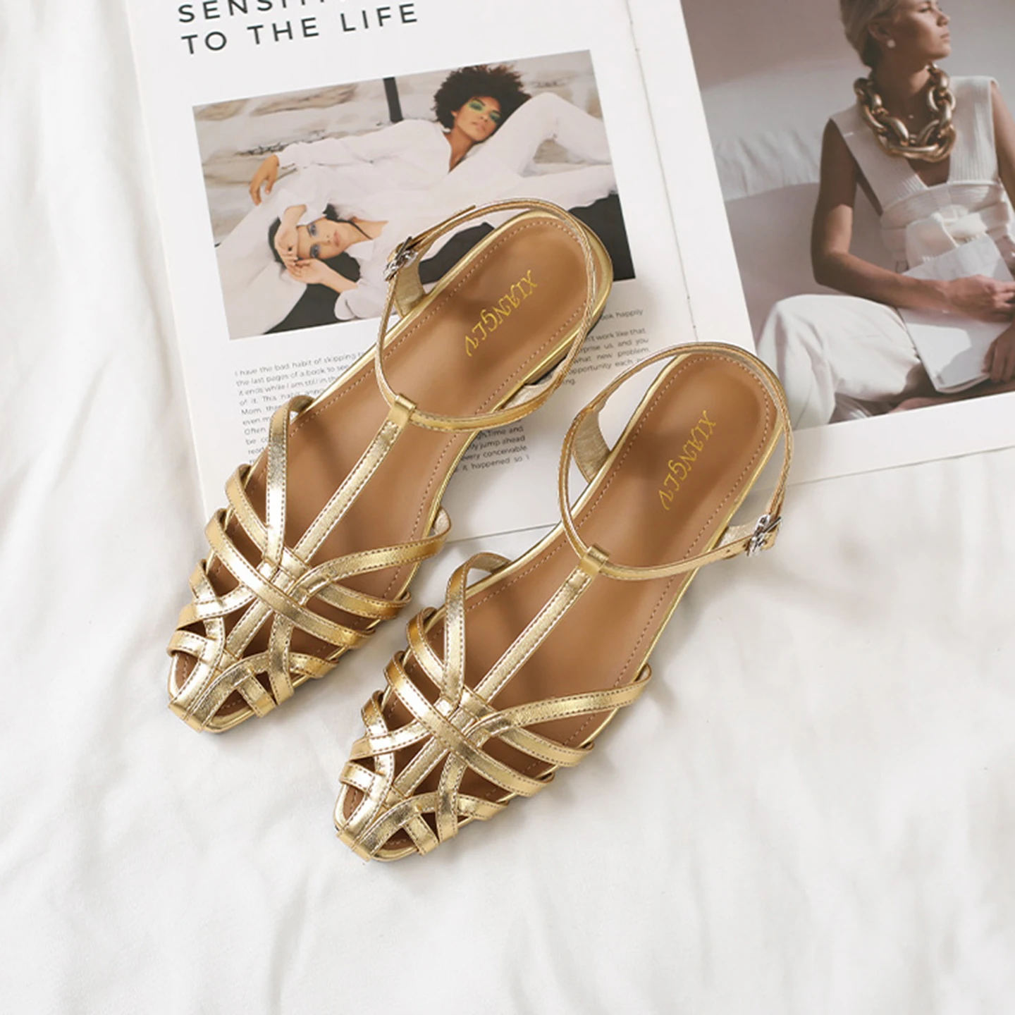 Luxury Retro Women's Flat Sandals Square Low Heel Roman Sandalia T-Strap Ankle Buckle Hollow Casual Brand Designer Big size 42
Luxury Retro Women's Flat Sandals Square Low Heel Roman Sandalia T-Strap Ankle Buckle Hollow Casual Brand Designer Big size 42