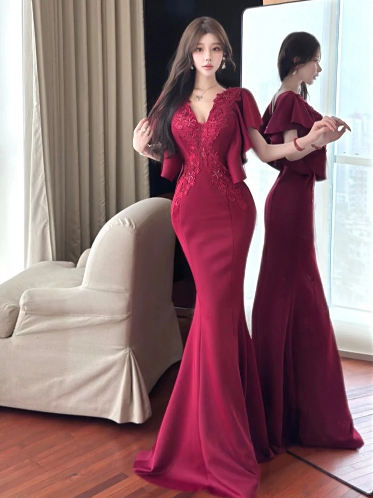 Вечернее платье Ele для свадебного приема, с завышенной талией, силуэт «русалка», облегающее, с длинной юбкой, коротким рукавом и V-образным вырезом.
Вечернее платье Ele для свадебного приема, с завышенной талией, силуэт «русалка», облегающее, с длинной юбкой, коротким рукавом и V-образным вырезом.