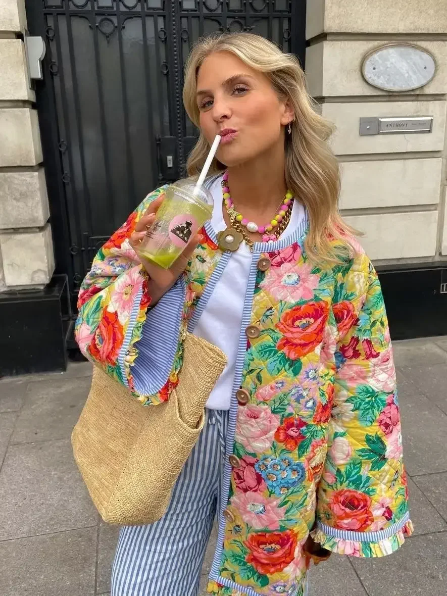 New Floral Patchwork Cotton Jackets For Woman 2025 Autumn Chic Thicken Warmth Short Coats Female Winter Round Collar Outerwear
New Floral Patchwork Cotton Jackets For Woman 2025 Autumn Chic Thicken Warmth Short Coats Female Winter Round Collar Outerwear
